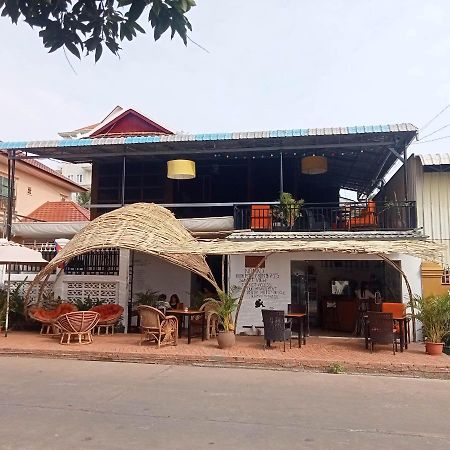 Nomad Guesthouse Kratie Extérieur photo